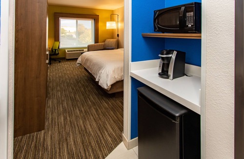 East Roseville Parkway Hotel | Holiday Inn Express Hotel & Suites Roseville-Galleria Area by IHG