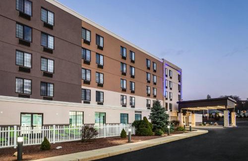 Woonsocket Hotel | Holiday Inn Express Hotel & Suites Providence-Woonsocket by IHG