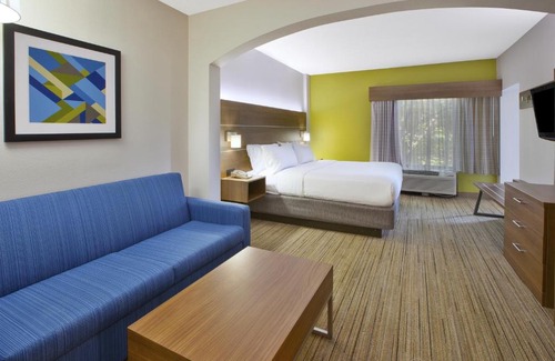 Milford Hotel | Holiday Inn Express Hotel & Suites Cincinnati Northeast-Milford by IHG