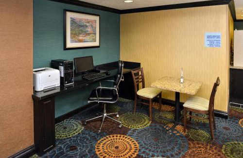 Charlotte Hotel | Holiday Inn Express Hotel & Suites Charlotte by IHG