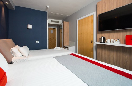 Leeds Hotel | Holiday Inn Express Leeds City Centre Armouries by IHG