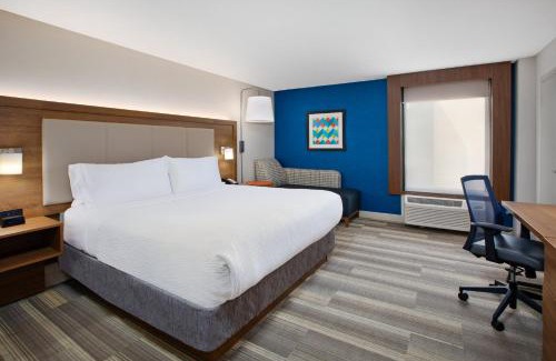 Downtown Nashville Hotel | Holiday Inn Express Nashville-Downtown - Broadway by IHG