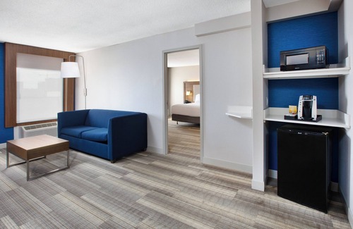Downtown Nashville Hotel | Holiday Inn Express Nashville Downtown - Broadway by IHG