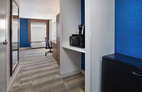 Downtown Nashville Hotel | Holiday Inn Express Nashville Downtown - Broadway by IHG
