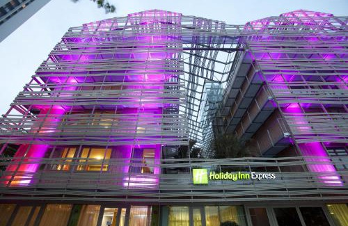 La Villette Hotel | Holiday Inn Express Paris-Canal De La Villette by IHG