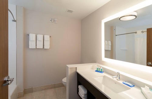 Dodge City Hotel | Holiday Inn Express & Suites Dodge City by IHG