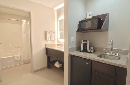 Libertyville Hotel | Holiday Inn Express & Suites Chicago-Libertyville by IHG