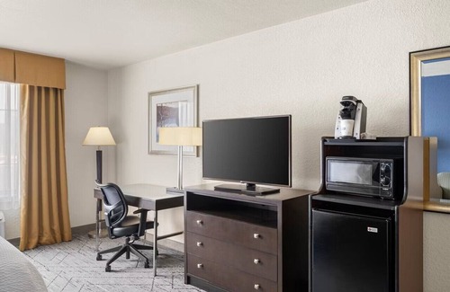 New Buffalo Hotel | Holiday Inn Express & Suites New Buffalo by IHG