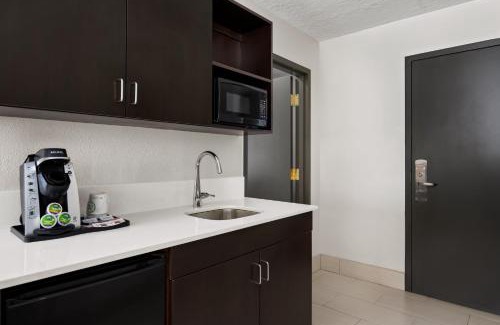 Albuquerque Hotel | Holiday Inn & Suites Albuquerque Airport by IHG