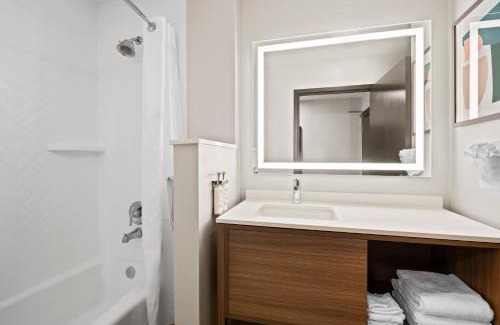 Albuquerque Hotel | Holiday Inn & Suites Albuquerque Airport by IHG