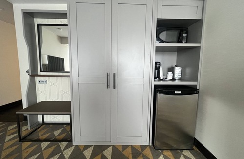 Etobicoke Hotel | Holiday Inn Toronto Airport East by IHG