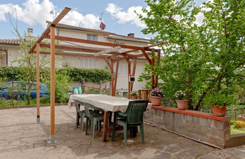 Montopoli in Val d'Arno Apartamento | Apartamento vacacional "Tana Rosa" con terraza privada y Wi-Fi