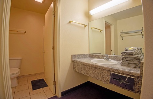 Lordsburg Hotel | Holiday Motel, Lordsburg By OYO