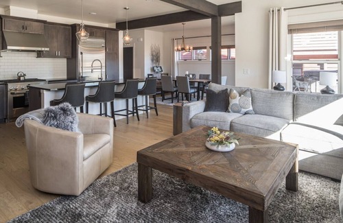 Big Sky Condominio | Holiday Stays Available! Modern Townhouse Near Town Center with Private Hot Tub