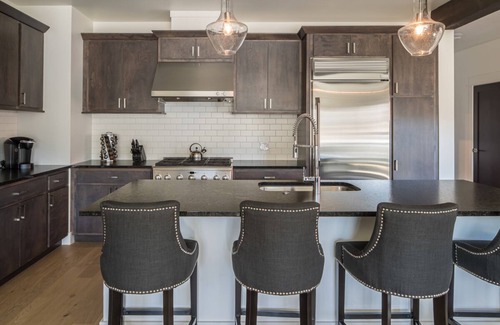 Big Sky Condominio | Holiday Stays Available! Modern Townhouse Near Town Center with Private Hot Tub