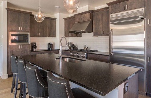 Big Sky Condominio | Holiday Stays Available! Modern Townhouse Near Town Center with Private Hot Tub