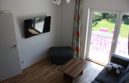 Neuendorf Casa | Casa adosada vacacional, cama elástica para niños, campo de fútbol