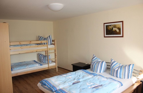 Neuendorf Casa | Casa adosada vacacional, cama elástica para niños, campo de fútbol