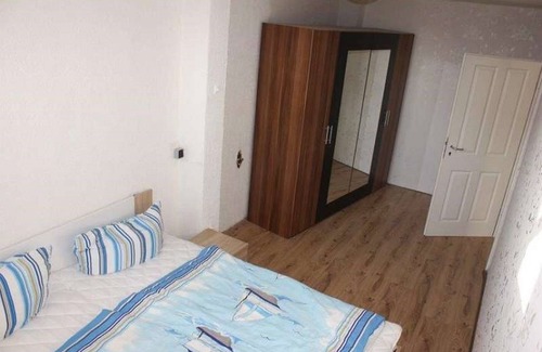 Neuendorf Casa | Casa adosada vacacional, cama elástica para niños, campo de fútbol