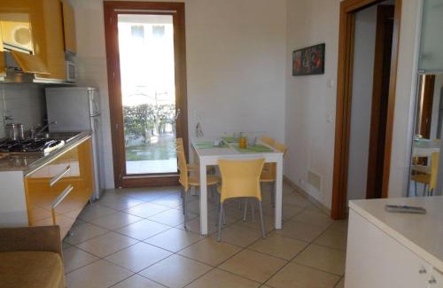 Bibione Lido del Sole Apartamento | Holiday village escape with garden and fireplace