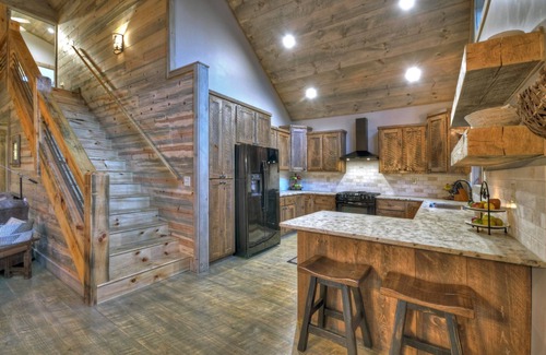 Blairsville Cabina | Holly Berry Hill - Walk to Lake Nottely, Unwind in the Hot Tub & Enjoy S'mores Under the Stars