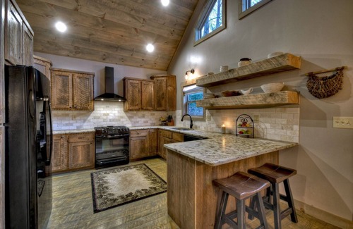 Blairsville Cabina | Holly Berry Hill - Walk to Lake Nottely, Unwind in the Hot Tub & Enjoy S'mores Under the Stars