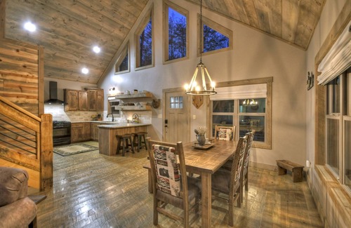 Blairsville Cabina | Holly Berry Hill - Walk to Lake Nottely, Unwind in the Hot Tub & Enjoy S'mores Under the Stars