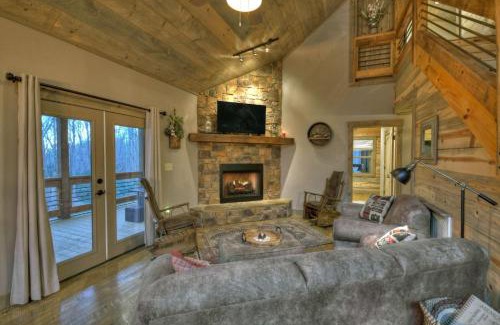 Blairsville Casa | Holly Berry Hill - Walk to Lake Nottely, Unwind in the Hot Tub & Enjoy S’mores Under the Stars
