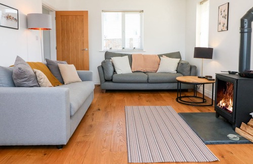 East Portlemouth Cabaña | HOLLY BUSH, pet friendly, with open fire in Okehampton