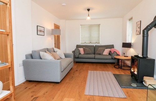 East Portlemouth Cabaña | HOLLY BUSH, pet friendly, with open fire in Okehampton