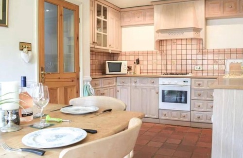 Muxton Cabaña | Holly Cottage, Pet Friendly, Secure Courtyard Parking, Near Historic Ironbridge.