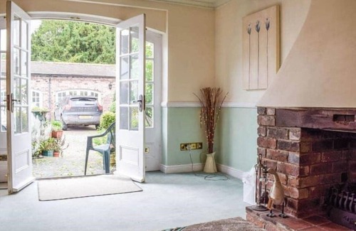 Muxton Cabaña | Holly Cottage, Pet Friendly, Secure Courtyard Parking, Near Historic Ironbridge.