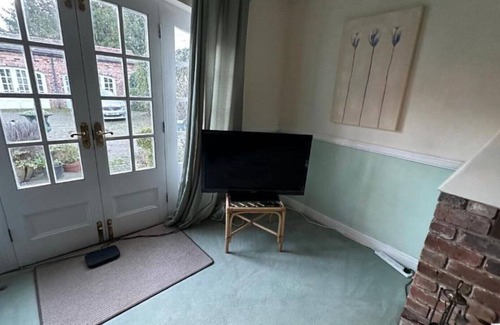 Muxton Cabaña | Holly Cottage, Pet Friendly, Secure Courtyard Parking, Near Historic Ironbridge.