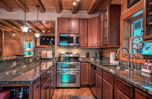 Weaverville Cabina | Holly Hill Lodge by Carolina Mornings | Fire Pit, Hot Tub, & Woods🌲