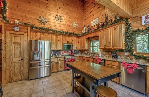 Blairsville Cabina | 🌲HOLLY JOLLY CHRISTMAS CABIN, 9 KINGS! 6700 SF, 9 BDR, 8 BATHS!🌲