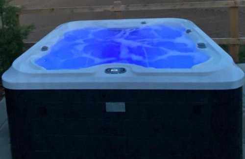 Frampton Villa | Holly Lodge - Quirky Shepherd's Hut With Hot Tub - Bespoke Made From A Salvaged Railway Carriage