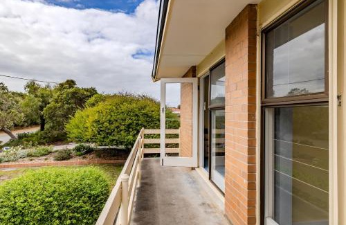 Emu Point Casa | Holly's Beach House by the BnB Collection