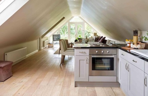 Turville Casa | Hollyhock Lodge in Southend