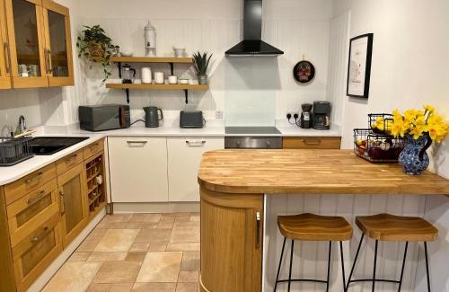 Ivybridge Apartamento | Hollyhocks Holiday Home- 2 bedroomed ground floor apartment sleeps 5