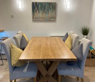 Ivybridge Apartamento | Hollyhocks Holiday Home- 2 bedroomed ground floor apartment sleeps 5