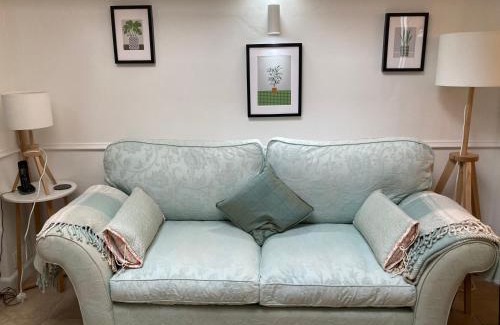 Ivybridge Apartamento | Hollyhocks Holiday Home- 2 bedroomed ground floor apartment sleeps 5