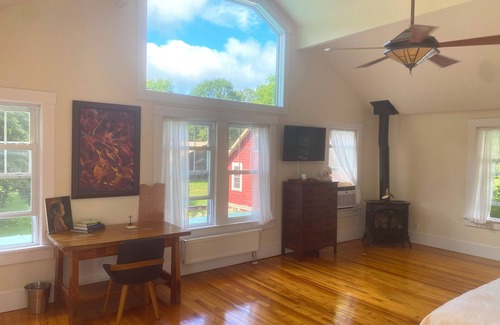 Catskill Cabina | HollyKissHudsonValley Grand Suite in 1900 Renovated Lodge
