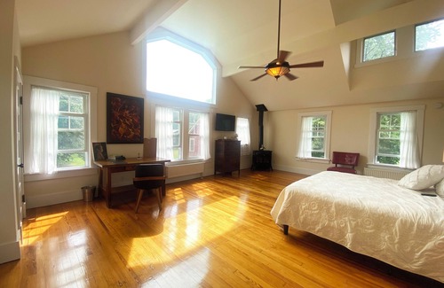 Catskill Cabina | HollyKissHudsonValley Grand Suite in 1900 Renovated Lodge