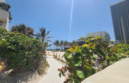 Dollard-des-Ormeaux Apartamento | Hollywood Florida ocean view access to beach just steps away sian building