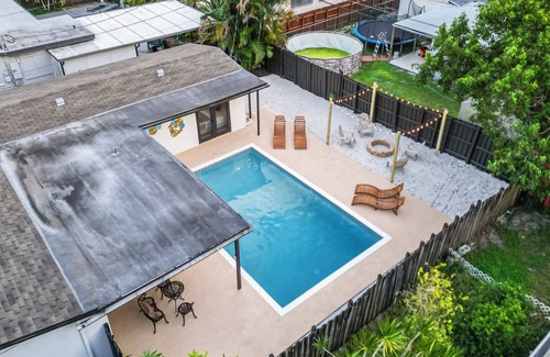 Driftwood Casa | Hollywood Haven, Private Pool, BBQ, Mini Golf