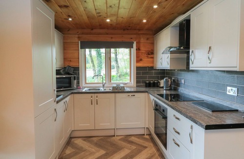 Winkleigh Cabaña | HOLLYWOOD, pet friendly, with hot tub in Dolton