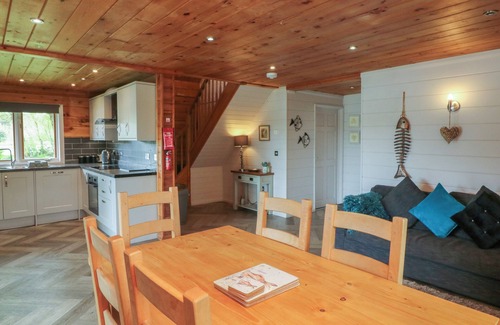 Winkleigh Cabaña | HOLLYWOOD, pet friendly, with hot tub in Dolton