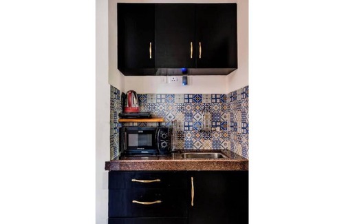 Sinquerim Apartamento | Hollywood Studio Free OTT 1KM to Beach Pool