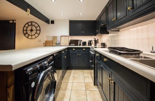 Brockholes Casa | Holmfirth Home, Comfortable Stay, Near Trails and Town, Sleeps 5