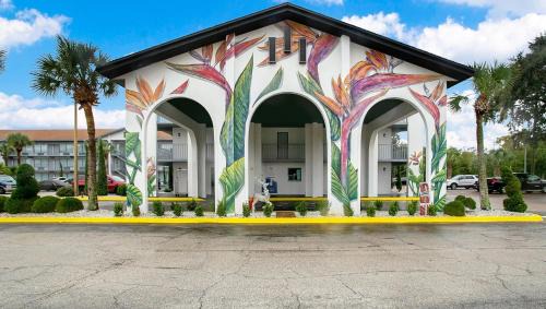 Historic Downtown Kissimmee Hotel | Home 1 Suites Extended Stay - Kissimmee